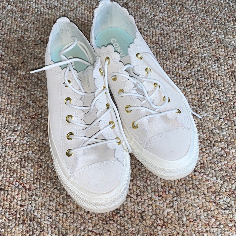 Scallop-detailed light tan converse. Gold detail.